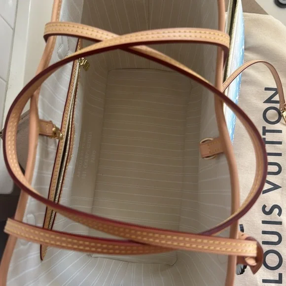 Brand new never used Louis Vuitton Blue and White Shoulder Bag Neverfull MM - Picture 3 of 15